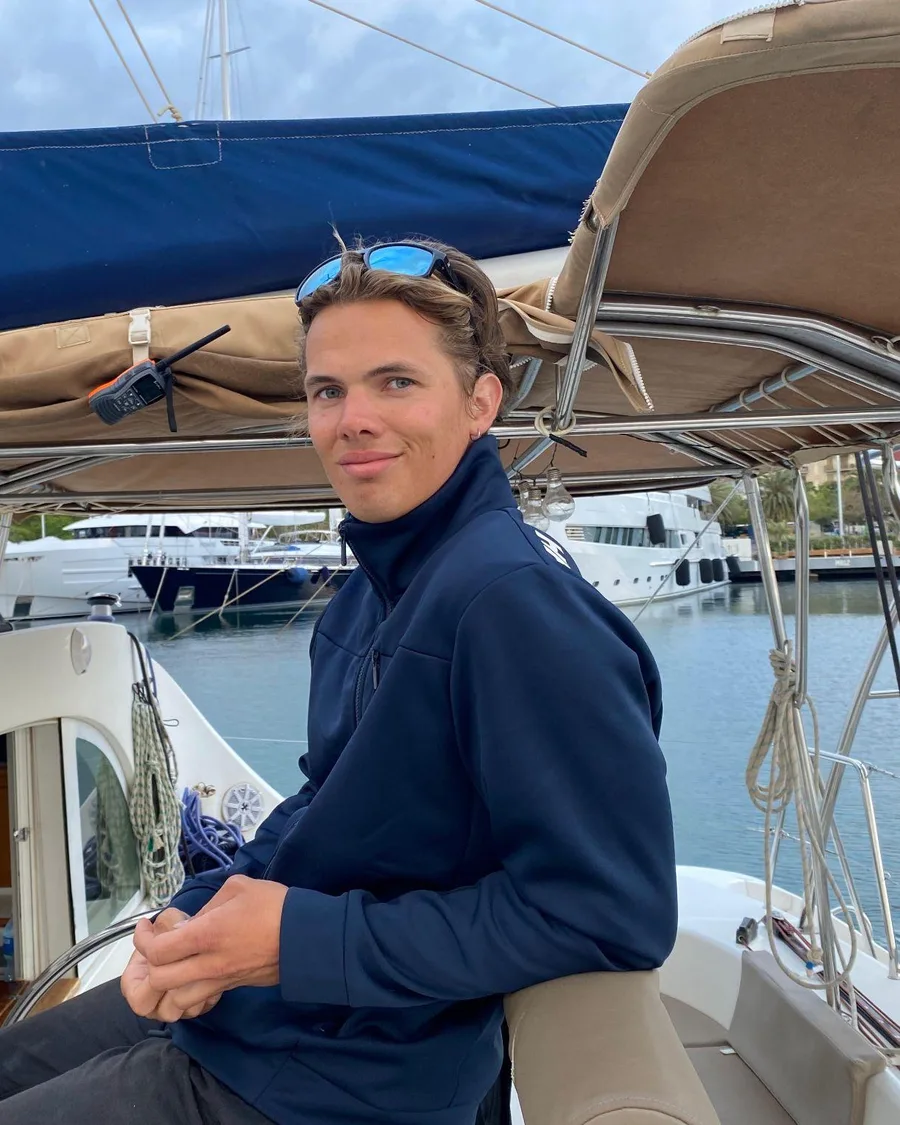 Lorenz Moraes Deufel sentado en la bañera de un catamarán amarrado en puerto