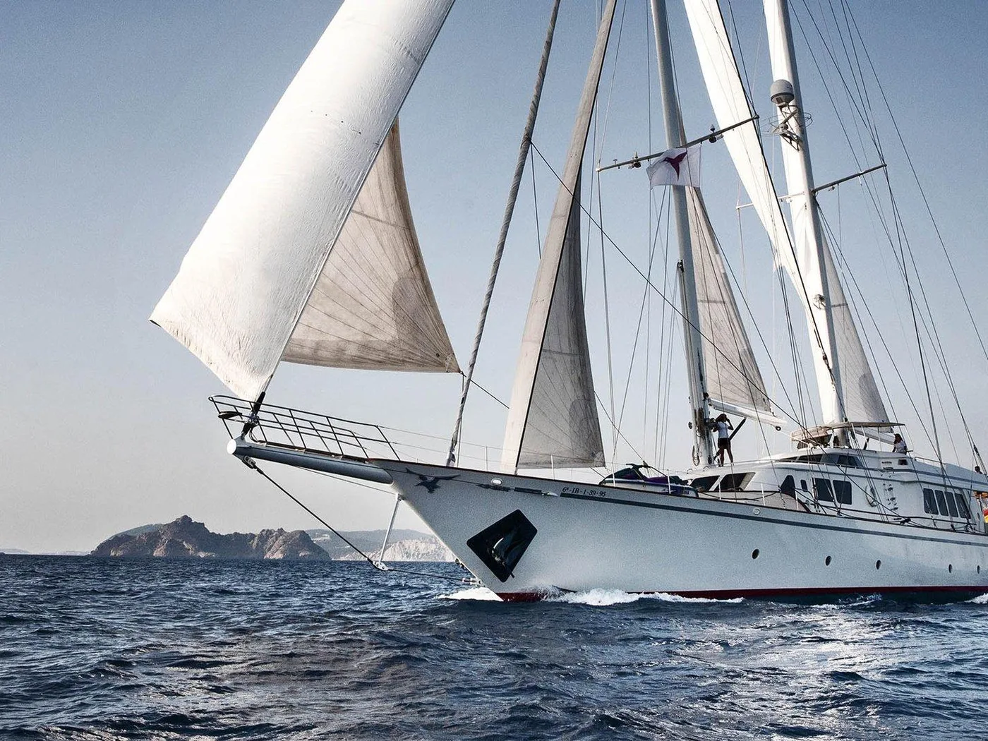 Velero de gran eslora navegando a vela